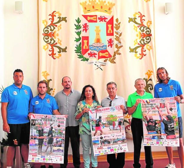 Organizadores y autoridades políticas, ayer, en la presentación. 