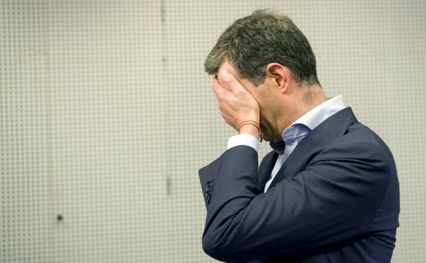 Ricardo Costa se cubre los ojos tras consumarse su destitución «temporal» como secretario general y portavoz del PPVC. 