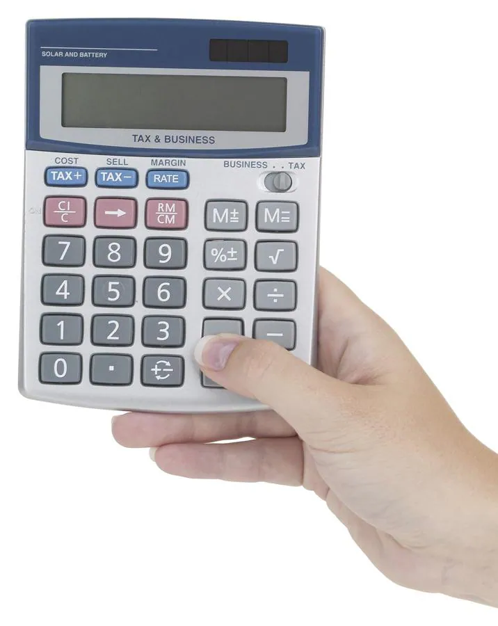 La calculadora de mano. Los teléfonos tienen incluida la opción y cada vez son menos lo que compran una calculadora por el solo hecho de ayudarte con las cuentas.