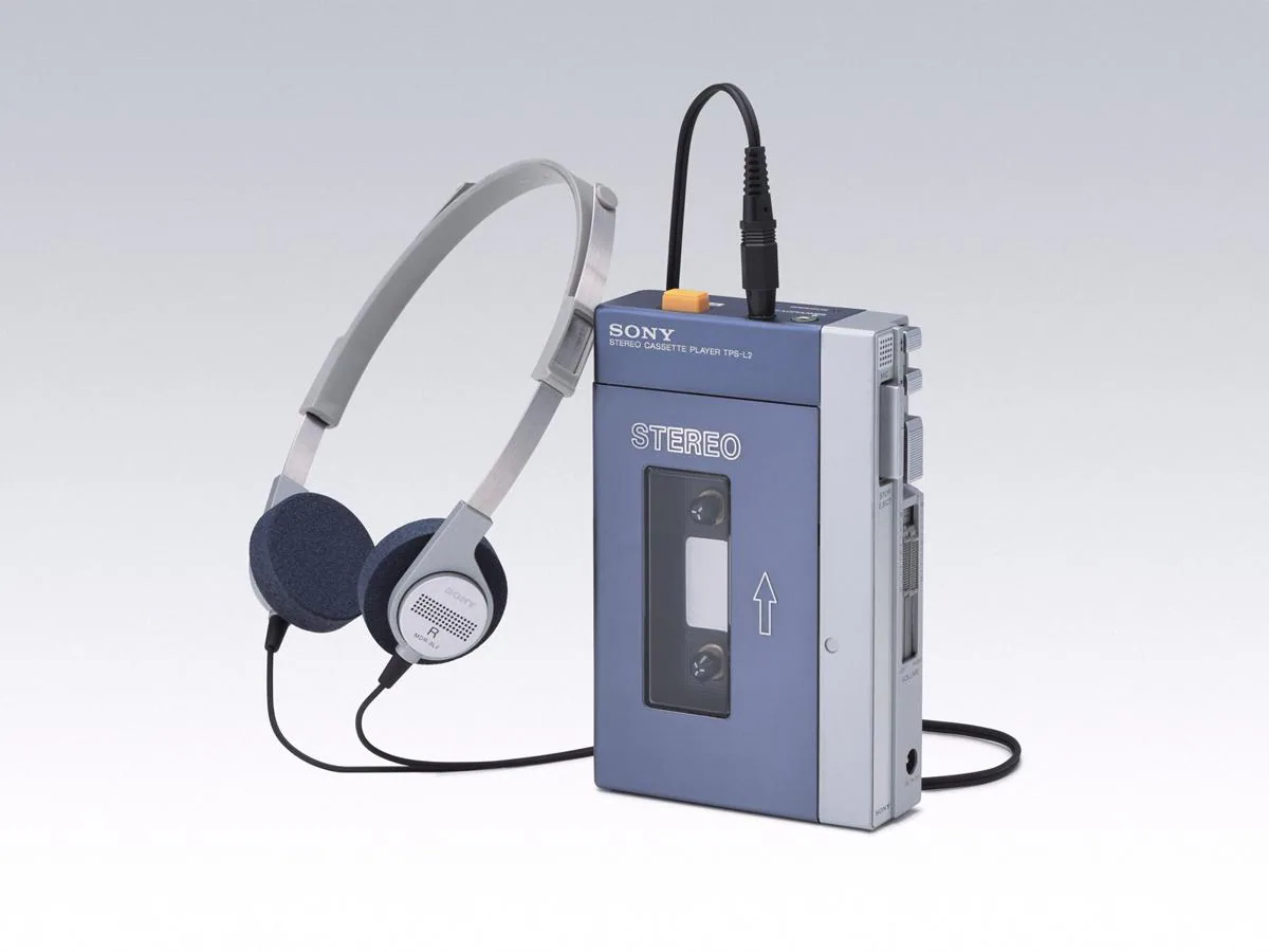 Walkman. Sony vendió millones de unidades, aunque cuando apareció, en 1979, pocos podían permitirse (comprarse) uno debido a su elevado precio. El walkman permitía obtener calidad de sonido, a través de auriculares estéreos, similar a la de un equipo casero, sin ser tan voluminoso. El walkman es todo un símbolo de los años 80. En 2010 Sony dejó de fabricar el Walkman, después de 25 años en el mercado.