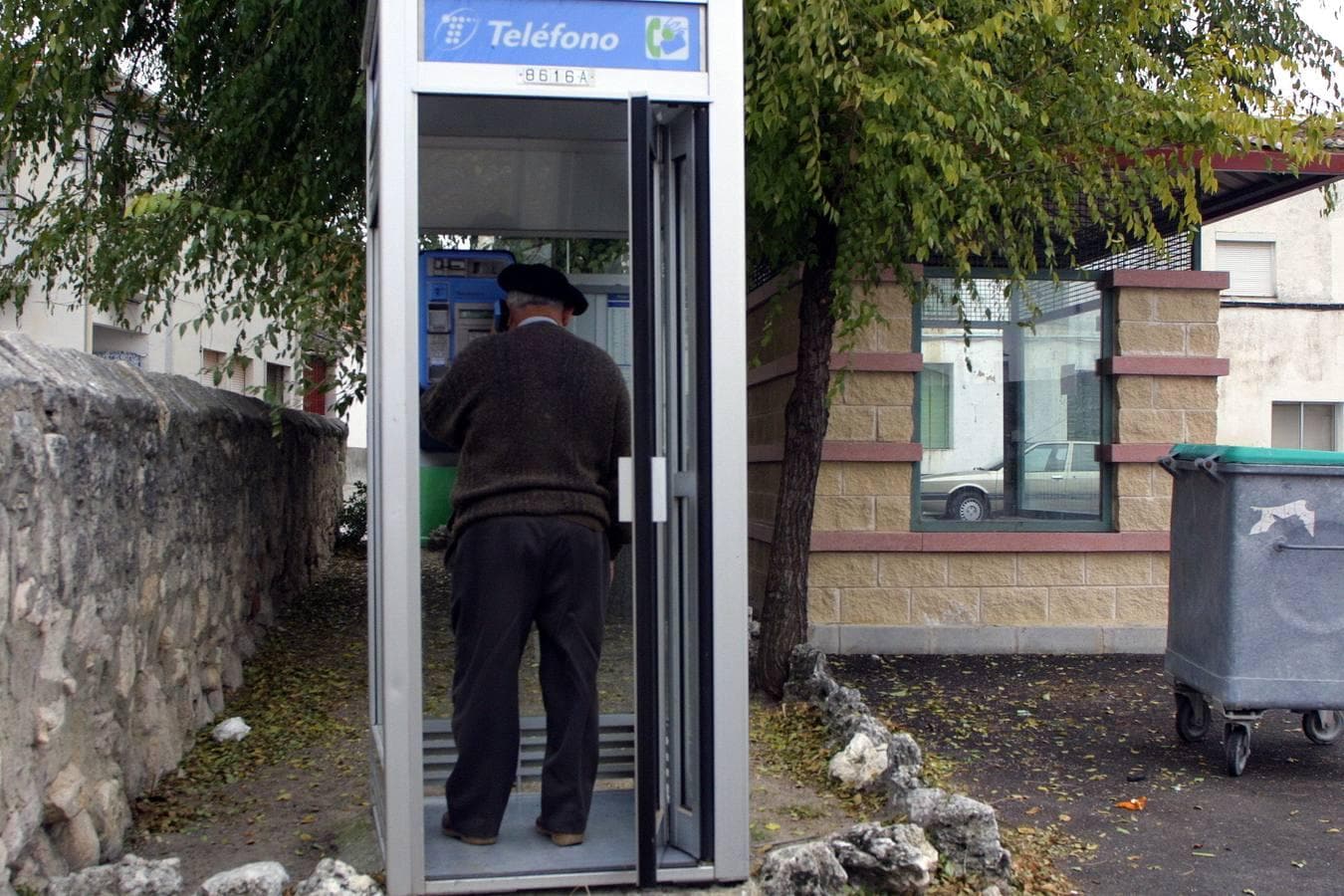 La cabina telefónica. Una pequeña estructura que en su interior contiene un teléfono público. Estaban diseñadas para que el usuario no se mojara cuando había lluvia y también para respetar la privacidad de quien las usaba. Se encuentran en vías de desaparición por falta de rentabilidad.