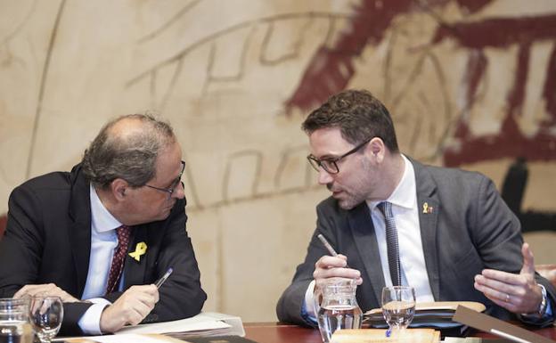 El presidente de la generalitat Quim Torra conversa con el secretario de gobierno, Victor Cullell, durante la reunión semanal del Govern de la Generalitat. 
