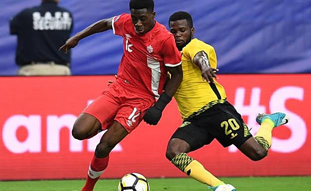 Davies, a la izquierda, en un partido con la selección de Canadá ante Jamaica. 