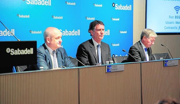 Tomás Valera, el consejero delegado Jaime Guardiola, y Gabriel Martínez, ayer en Madrid. 