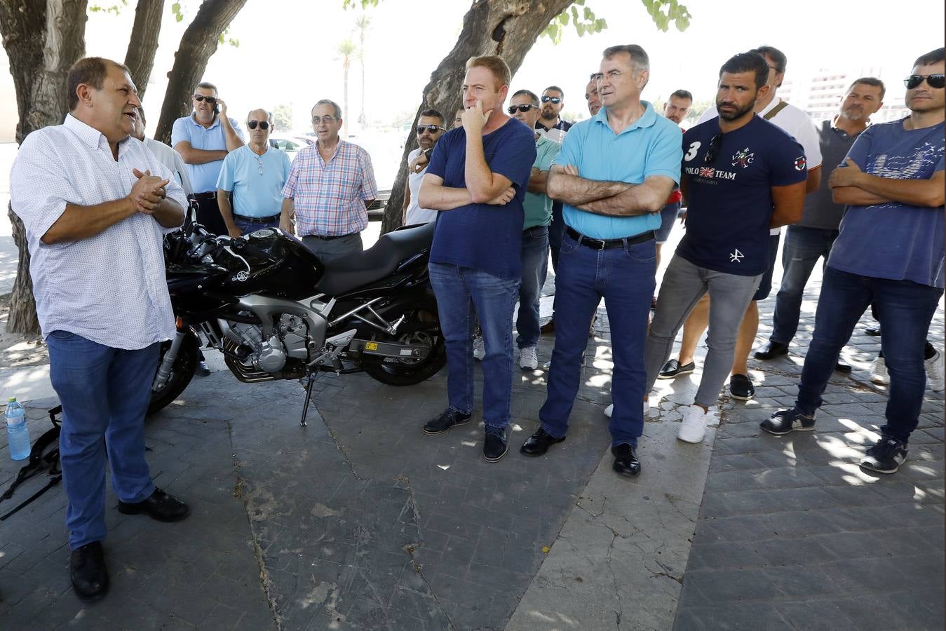 Los taxistas de Murcia acordaron en la asamblea celebrada en la mañana de este lunes, sumarse a la huelga indefinida que llevan a cabo sus compañeros en otras ciudades españolas como Madrid, Barcelona y Valencia como «muestra de solidaridad».