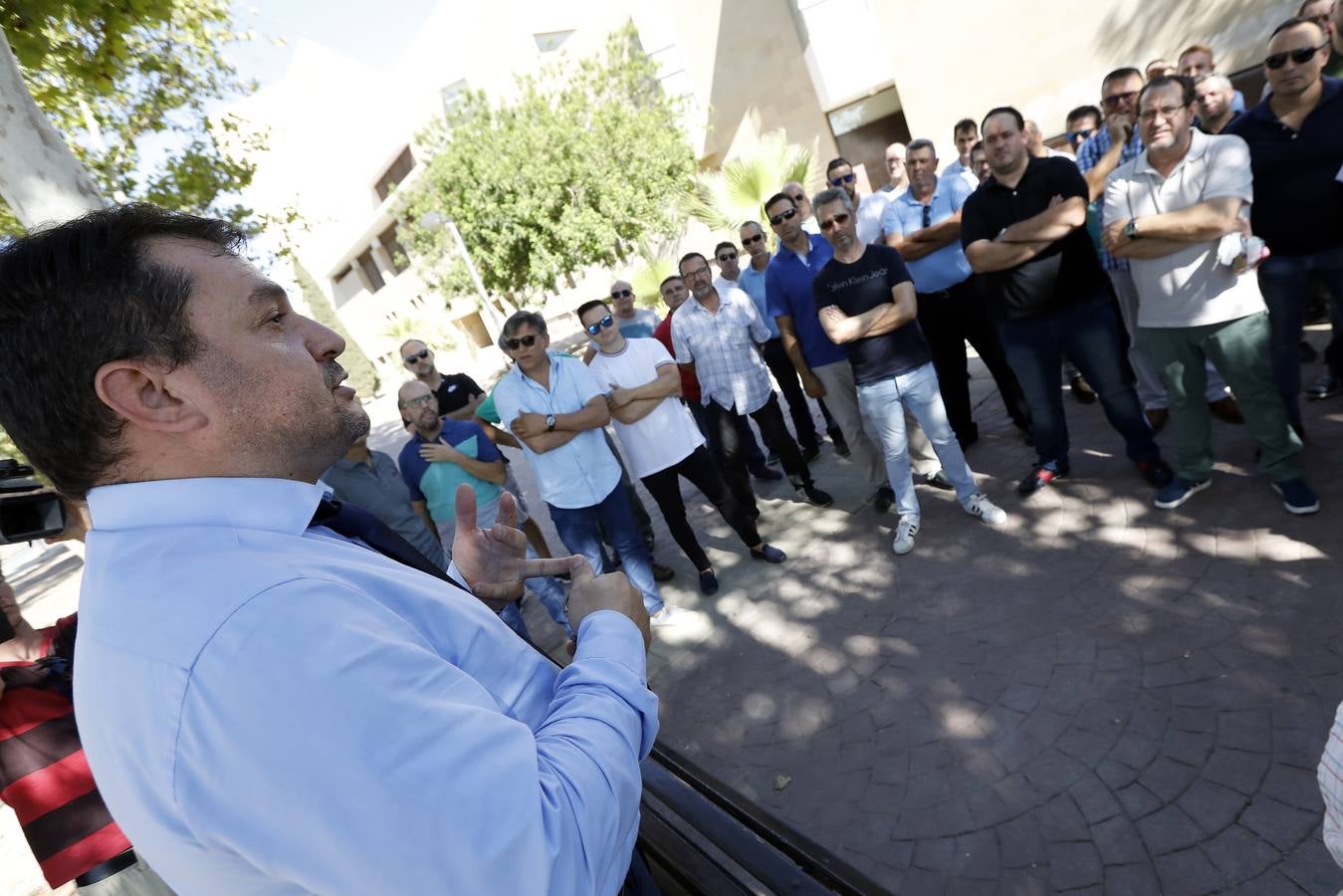 Los taxistas de Murcia acordaron en la asamblea celebrada en la mañana de este lunes, sumarse a la huelga indefinida que llevan a cabo sus compañeros en otras ciudades españolas como Madrid, Barcelona y Valencia como «muestra de solidaridad».
