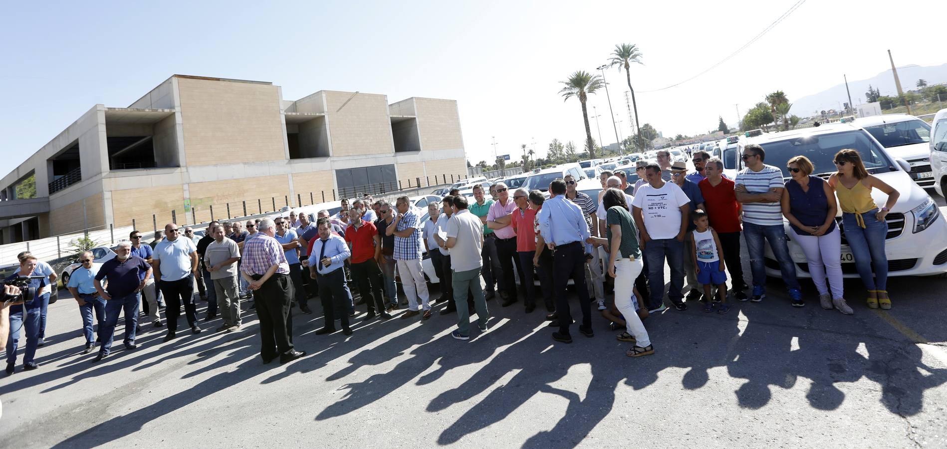 Los taxistas de Murcia acordaron en la asamblea celebrada en la mañana de este lunes, sumarse a la huelga indefinida que llevan a cabo sus compañeros en otras ciudades españolas como Madrid, Barcelona y Valencia como «muestra de solidaridad».