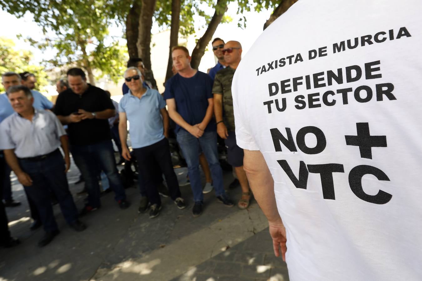 Los taxistas de Murcia acordaron en la asamblea celebrada en la mañana de este lunes, sumarse a la huelga indefinida que llevan a cabo sus compañeros en otras ciudades españolas como Madrid, Barcelona y Valencia como «muestra de solidaridad».