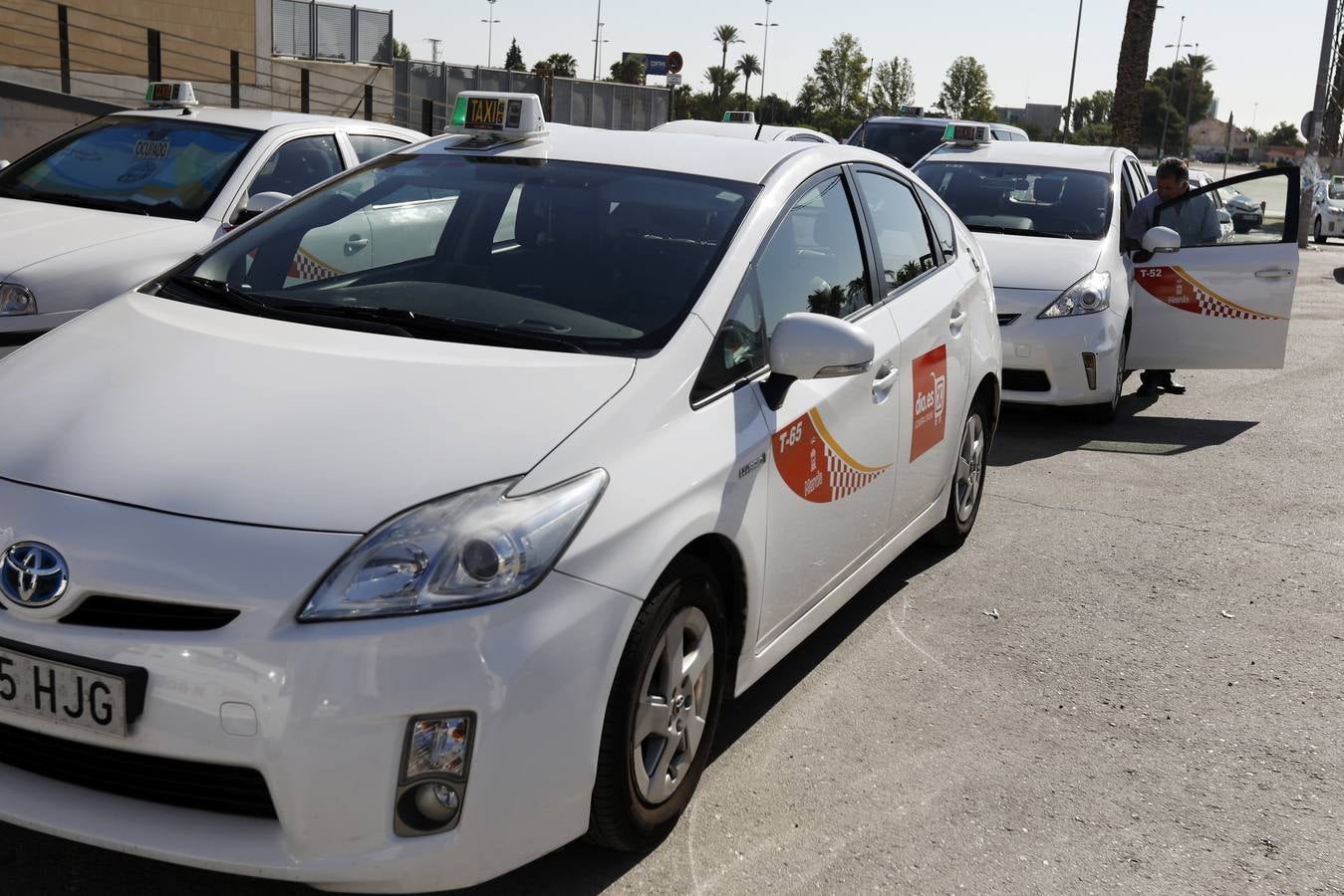 Los taxistas de Murcia acordaron en la asamblea celebrada en la mañana de este lunes, sumarse a la huelga indefinida que llevan a cabo sus compañeros en otras ciudades españolas como Madrid, Barcelona y Valencia como «muestra de solidaridad».