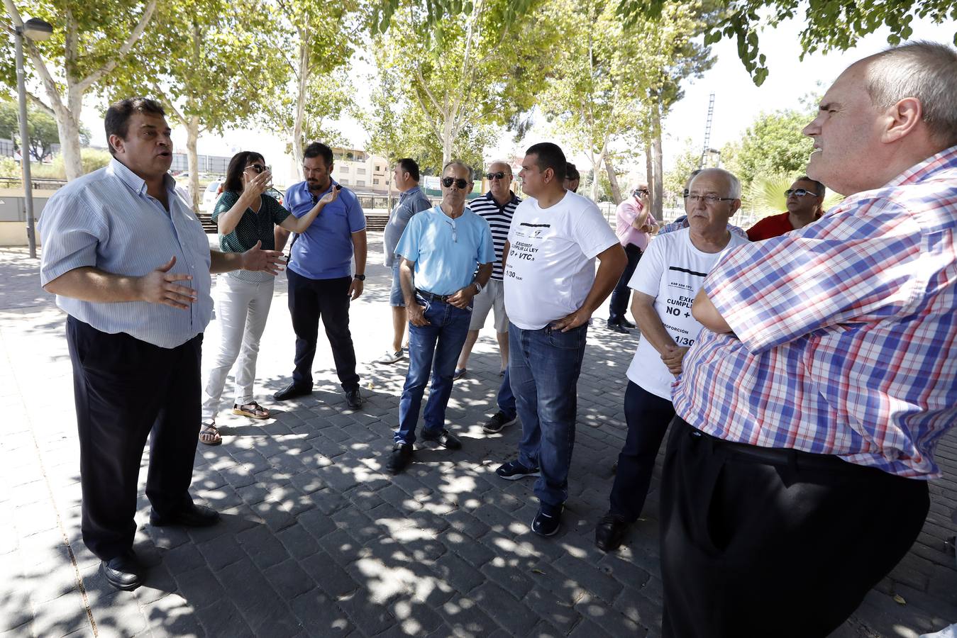 Los taxistas de Murcia acordaron en la asamblea celebrada en la mañana de este lunes, sumarse a la huelga indefinida que llevan a cabo sus compañeros en otras ciudades españolas como Madrid, Barcelona y Valencia como «muestra de solidaridad».