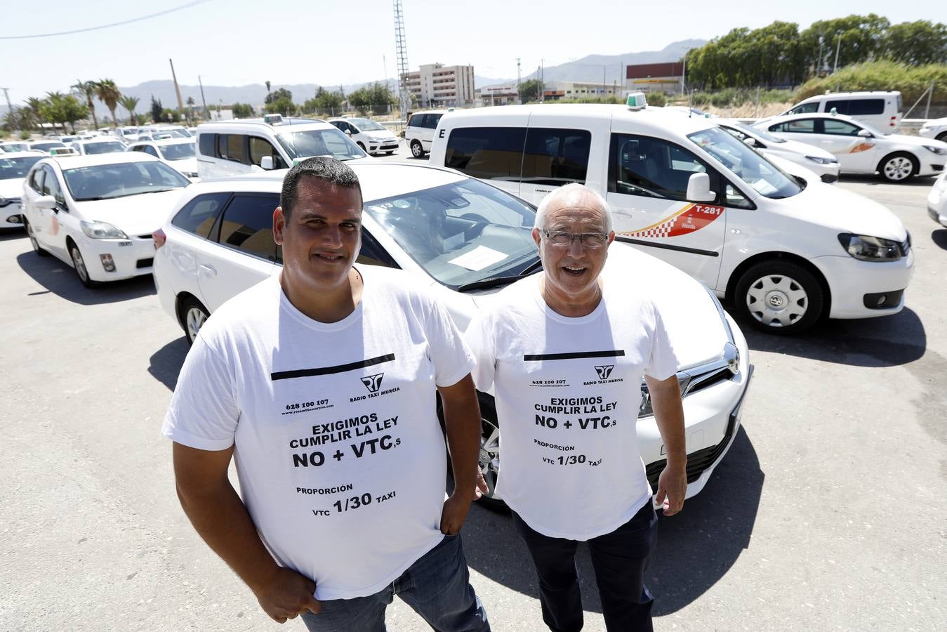 Los taxistas de Murcia acordaron en la asamblea celebrada en la mañana de este lunes, sumarse a la huelga indefinida que llevan a cabo sus compañeros en otras ciudades españolas como Madrid, Barcelona y Valencia como «muestra de solidaridad».