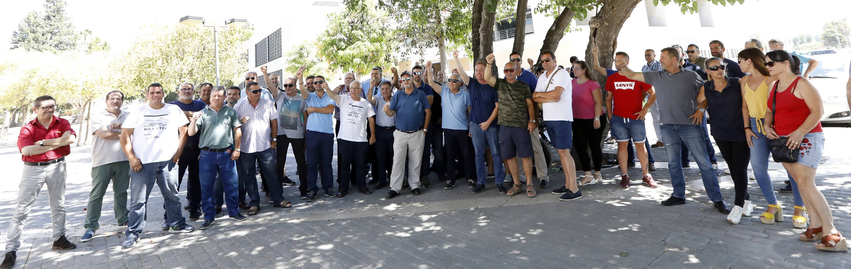 Los taxistas de Murcia acordaron en la asamblea celebrada en la mañana de este lunes, sumarse a la huelga indefinida que llevan a cabo sus compañeros en otras ciudades españolas como Madrid, Barcelona y Valencia como «muestra de solidaridad».