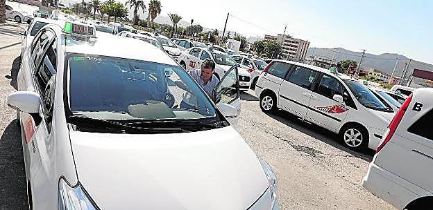 Los taxistas de la ciudad de Murcia iniciaron la huelga indefinida a mediodía de ayer con una caravana de protesta por las calles. 