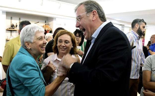 El alcalde de León, Antonio Silván, saluda a la presidenta de Cáritas de León, Beatriz Gallego (i). 