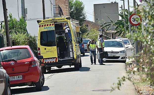 La ambulancia desplazada al carril Los Bartolos, donde se produjo el accidente.