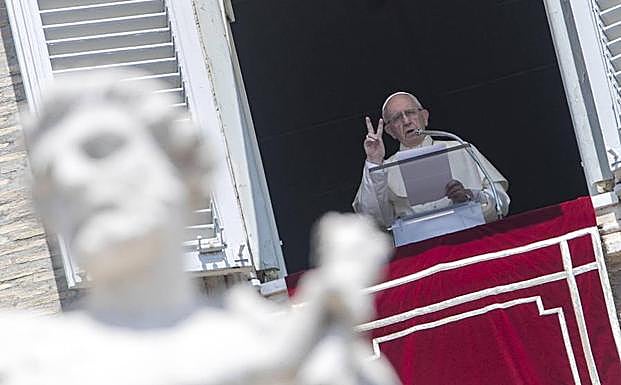 Fotografía de archivo tomada el 29 de julio de 2018, que muestra al papa Francisco durante el rezo del Angelus en la plaza de San Pedro en el Vaticano.