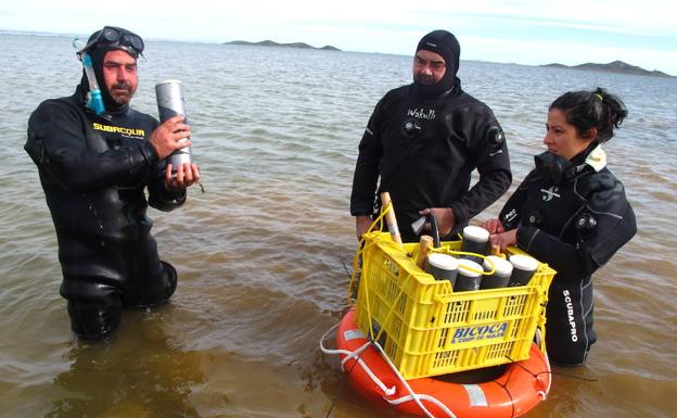 El Grupo Edafología Ambiental, Química y Tecnología Agrícola de la UPCT toma muestras del agua en el Mar Menor. 
