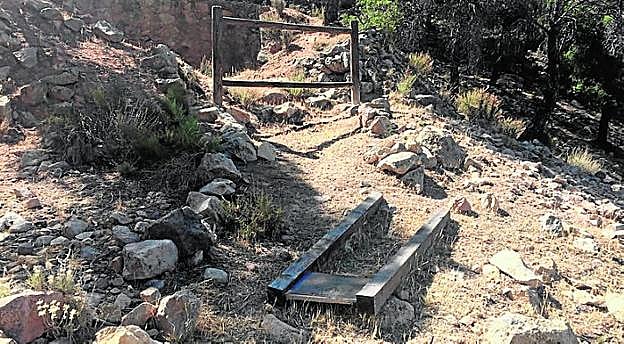 Un cartel en el suelo del sendero de Peñascales. 