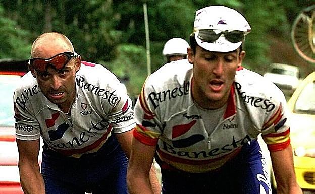 Armand de las Cuevas, junto al también fallecido José María Jiménez, en una etapa del Critérium del Dauphiné. 