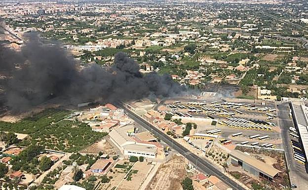 El incendio ha provocado una gran columna de humo en la zona.