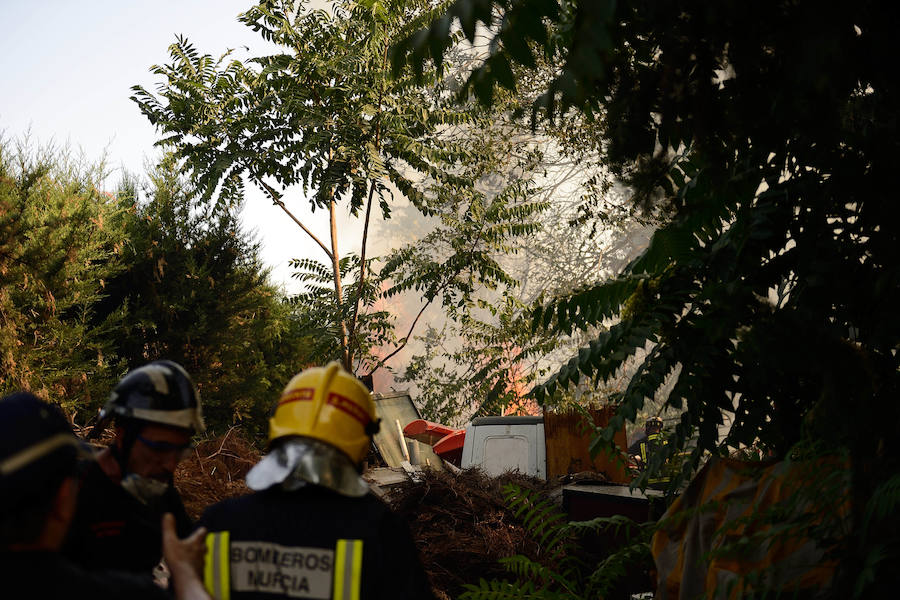 Diversos medios terrestres y aéreos trabajan este viernes contra un incendio declarado en una zona de matorrales tras las cocheras de Latbus