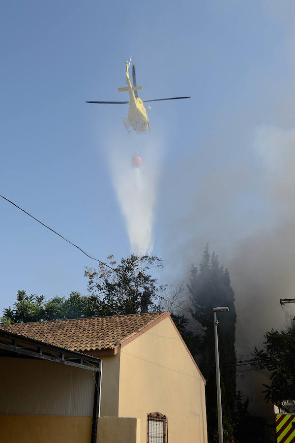 Diversos medios terrestres y aéreos trabajan este viernes contra un incendio declarado en una zona de matorrales tras las cocheras de Latbus