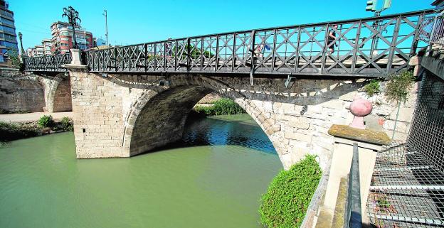 El Puente Viejo de Murcia necesita una rehabilitación integral, según concluye un informe del departamento de Ingeniería Civil del Ayuntamiento de la capital. 