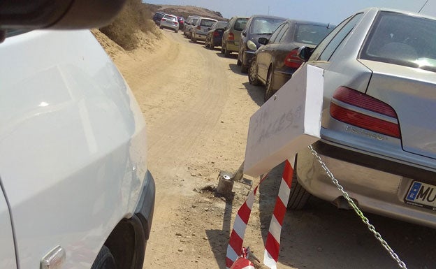 Los bañistas se han visto obligados a dejar el coche en el camino este sábado.