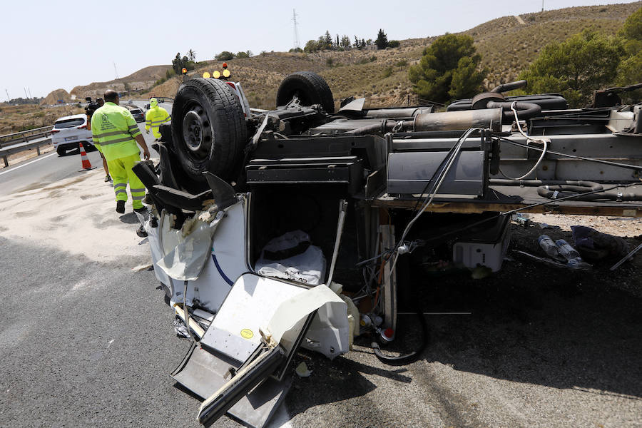 En el siniestro se vieron implicados un camión que transportaba bombonas de butano, una autocaravana y varios turismos
