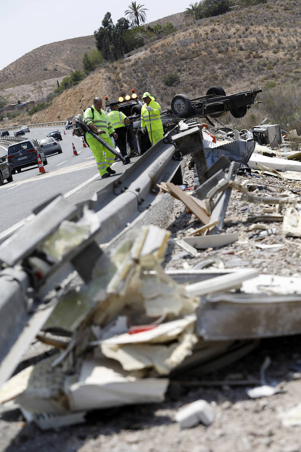 En el siniestro se vieron implicados un camión que transportaba bombonas de butano, una autocaravana y varios turismos