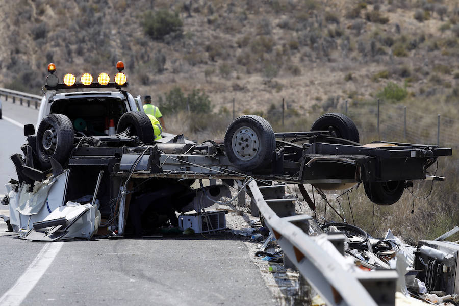En el siniestro se vieron implicados un camión que transportaba bombonas de butano, una autocaravana y varios turismos