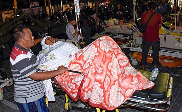 Imagen principal - Aumentan a 91 los muertos en un terremoto de magnitud 7 en Indonesia