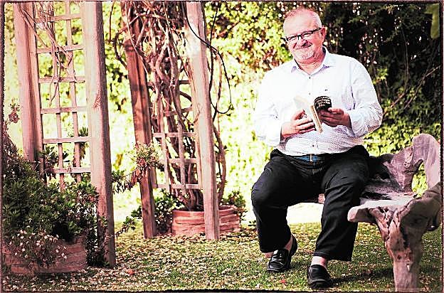 Paco Esparza, en su domicilio de Murcia. 