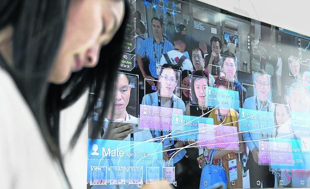 Una empresa de inteligencia artificial china identifica a personas entre la multitud.