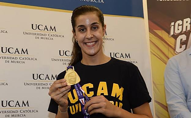 Carolina Marín muestra su medalla de oro, este martes, en Murcia. 