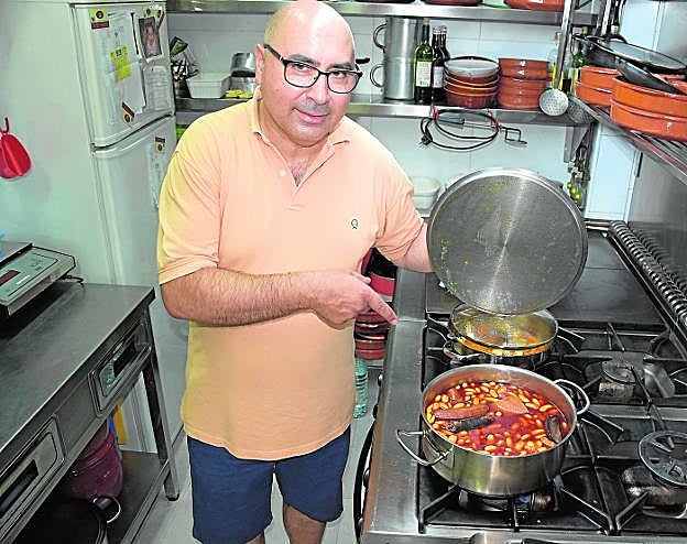 El hostelero Bautista Menéndez en su restaurante de Águilas, dejando escapar el aroma de las fabes. 
