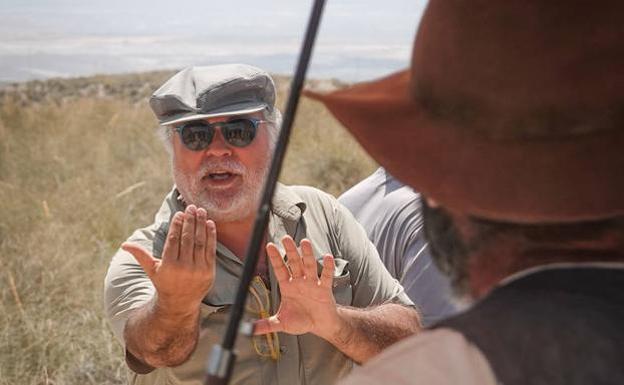 El director Benito Zambrano da una indicación a Luis Tosar antes del rodaje de una de las escenas de 'Intemperie' en Orce.