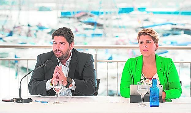 Fernando López Miras y Noelia Arroyo, ayer, durante la conferencia de prensa, en el Club de Regatas de Mazarrón. 