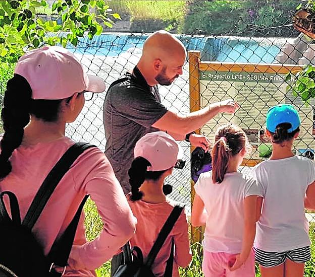 El profesor Jesús Caballero, junto a varios alumnos. 