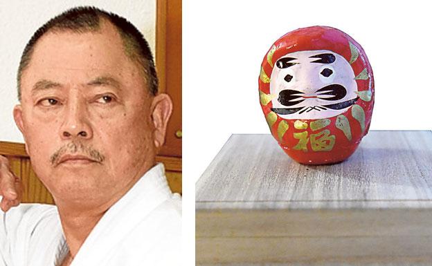 Ryoichi Onaga y un 'daruma', muñeco ritual que representa al fundador de la tradición Zen.