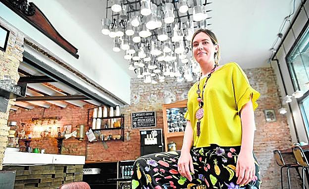  Violeta Nicolás, durante la entrevista con 'La Verdad' en Café Lab. 