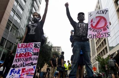 Imagen secundaria 1 - Cientos de personas protestan en Washington por la marcha del &#039;odio&#039; en Charlottesville