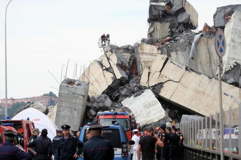 Numeros vehículos se han precipitado al vacío tras el derrumbe de la infraestructura