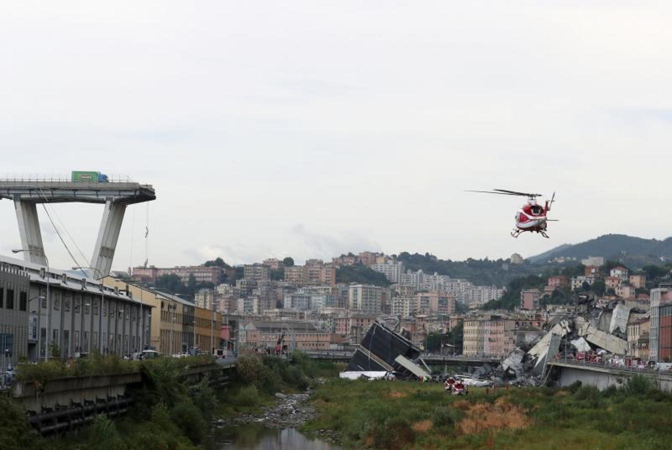 Numeros vehículos se han precipitado al vacío tras el derrumbe de la infraestructura