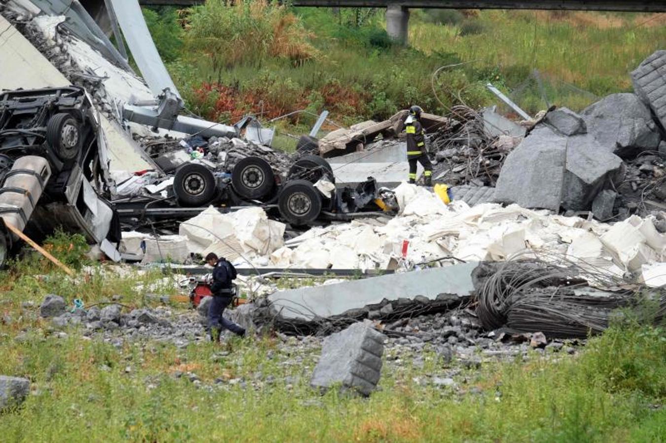 Numeros vehículos se han precipitado al vacío tras el derrumbe de la infraestructura