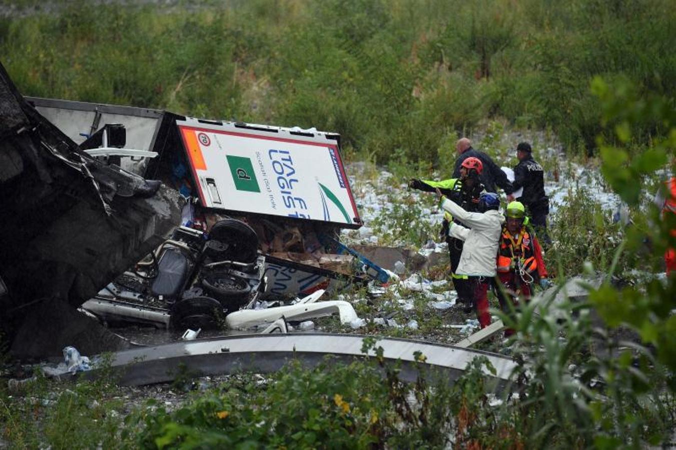 Numeros vehículos se han precipitado al vacío tras el derrumbe de la infraestructura