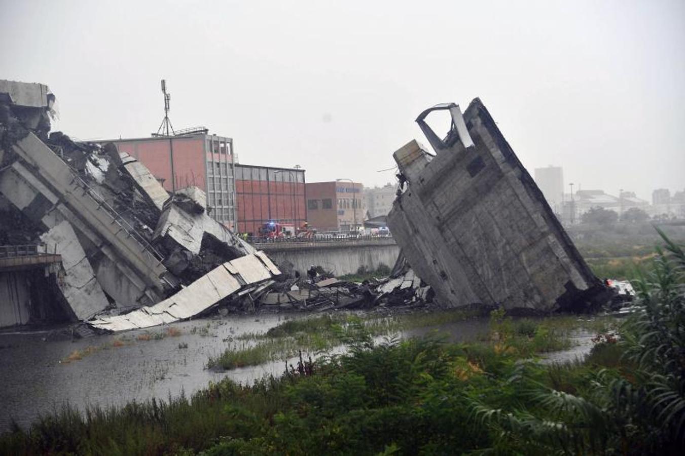 Numeros vehículos se han precipitado al vacío tras el derrumbe de la infraestructura