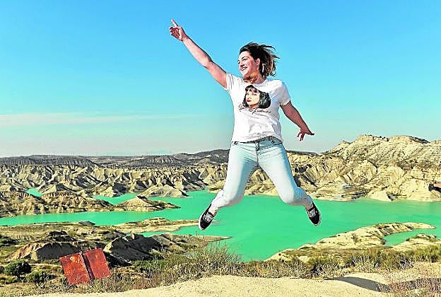 María José Martínez, fotografiada con el embalse de Algeciras, en el Barranco de Gebas (Alhama de Murcia), al fondo. 