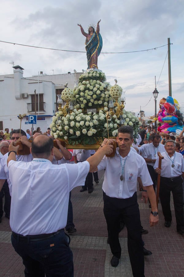 Los fieles cumplen con la tradición y acompañan a la Virgen en el cortejo del municipio marmenorense