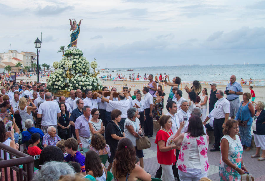 Los fieles cumplen con la tradición y acompañan a la Virgen en el cortejo del municipio marmenorense